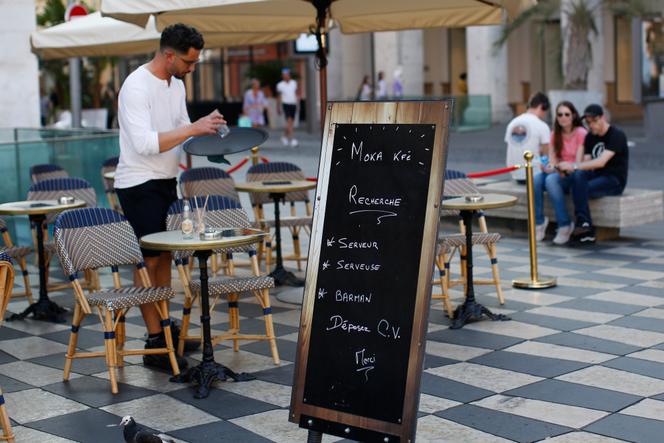 Un anuncio para la búsqueda de personal de catering en Moka Kfé, en Place Masséna, en Niza, el 31 de mayo de 2022.