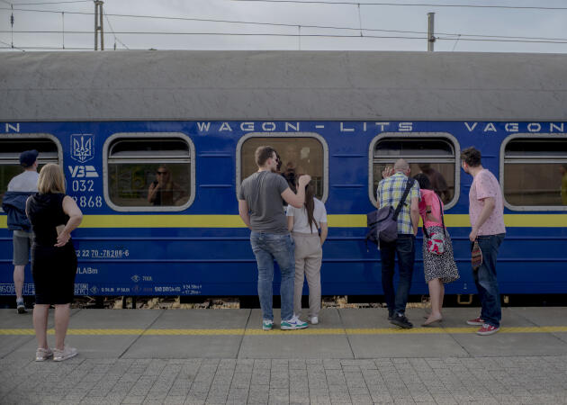 Des ukrainiens disent au revoir à leurs proches qui rentrent en Ukraine, à la gare Wschodnia de Varsovie en Pologne,  le 19 mai 2022.