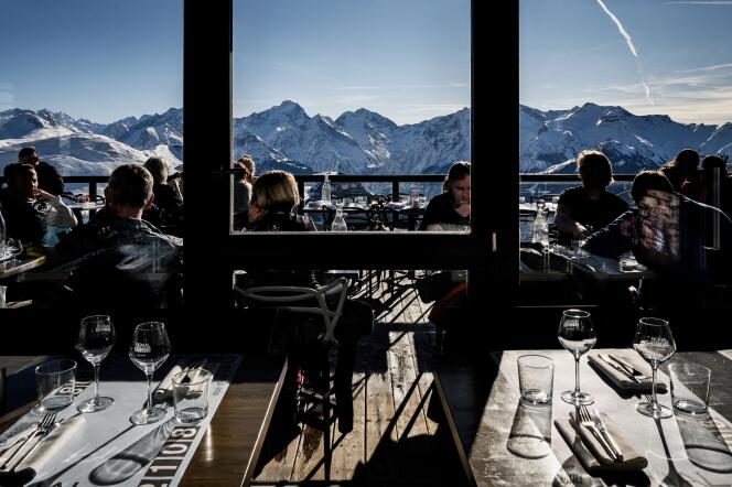 Un restaurant d’altitude, dans la station de ski de l’Alpe-d’Huez (Isère), le 13 décembre 2021.
