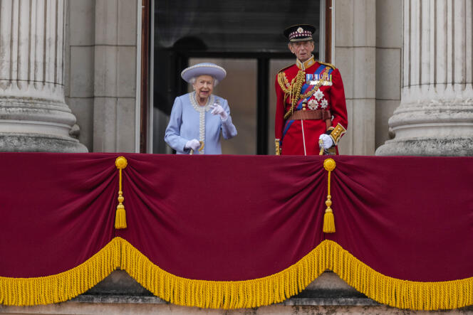 Queen Elizabeth II appeared alongside her first cousin, Edward, Duke of Kent. 