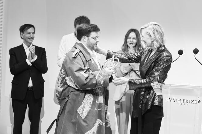 Cate Blanchett entrega el premio LVMH al británico Steven Stokey Daley, ganador de 2022.