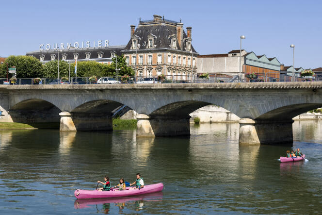 Canoeing on the Charente and the quays of the Courvoisier cognac house in Jarnac.