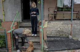 Nadia Sementchenko et sa grand mère de retour chez elles après trois mois d’absence, en banlieue de Kiev, le 23 mai 2022.