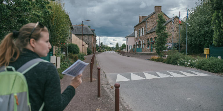 Mathilde Hignet distributing leaflets door-to-door for her NUPES candidacy for the legislative elections, May 24, 2022 in Saint-Péran.