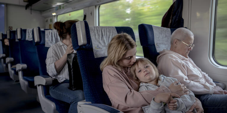 Nadia Sementchenko et sa petite soeur dans un train en direction vers Kiev, en Pologne, le 21 mai 2022.