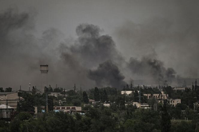 Fumée s’échappant de Sievierodonetsk, dont le contrôle est tour à tour revendiqué par les troupes russes et ukrainiennes. Dans le Donbass dans l’est de l’Unkraine), le 2 juin 2022.