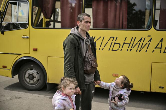 Un père de famille de Sievierodonetsk, dont la femme a été tuée lors d’un bombardement trois jours plus tôt, attend d’être évacué de Lyssytchansk avec ses deux filles de 2 ans, le 20 mai.