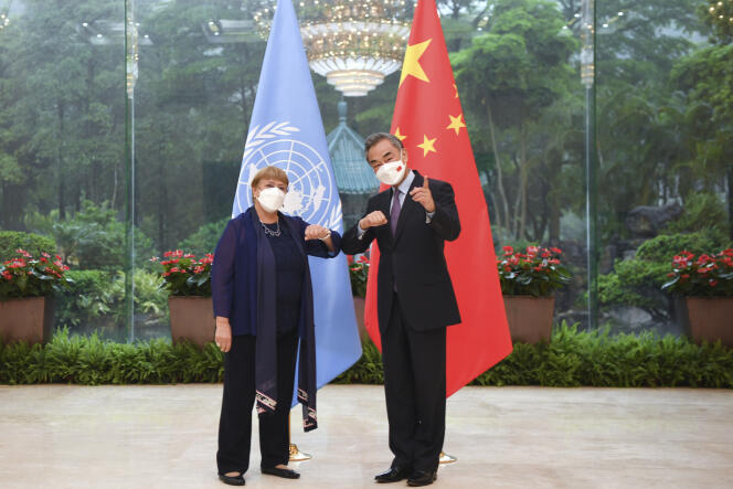 Le ministre chinois des affaires étrangères, Wang Yi, à droite, rencontre la haut-commissaire des Nations unies aux droits de l’homme Michelle Bachelet, à Guangzhou, dans la province du Guangdong (sud de la Chine), le lundi 23 mai 2022.