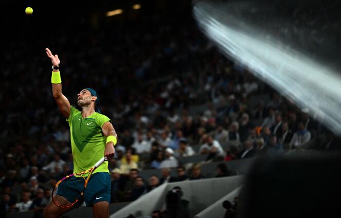 Rafael Nadal, lors de sa demi-finale face à l’Allemand Alexander Zverev, vendredi 3 juin sur le court central de Roland-Garros au toit déplié.
