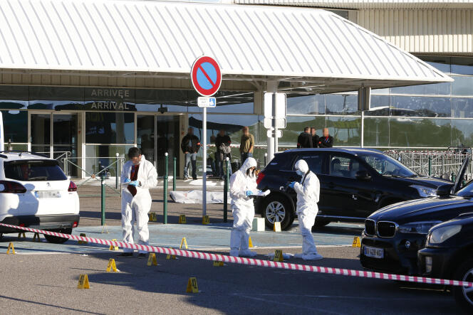 La policía en la escena del crimen, frente al aeropuerto de Bastia, el 5 de diciembre de 2017.