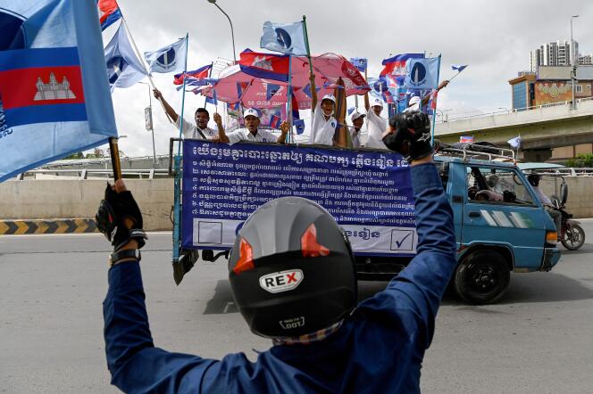 Des membres du « Candlelight Party », le Parti de la bougie, seul organe d’opposition à avoir présenté des candidats dans la majorité des communes du Cambodge, lors du dernier jour de campagne pour les élections locales du 5 juin, à Phnom Penh, le 3 juin 2022.