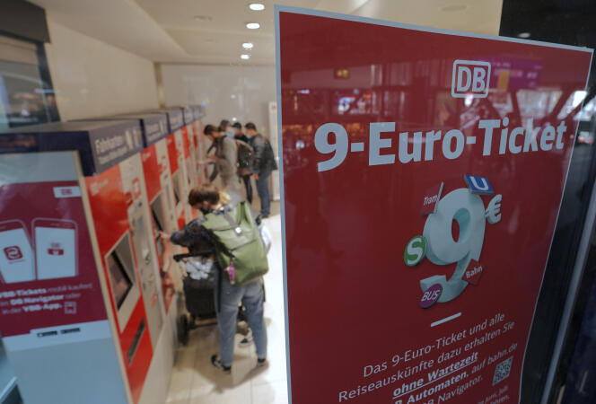 Die Einführung der 9-Euro-Monatskarte für die Bahn, eine staatliche Maßnahme zur Bekämpfung der Inflation, in Berlin (Deutschland) am 1. Juni 2022.