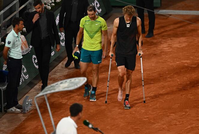 Rafael Nadal, au côté de l’Allemand Alexander Zverev, qui a dû déclarer forfait à cause d’une blessure à la cheville droite, sur le court Philippe-Chatrier, le 3 juin 2022.