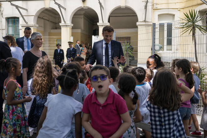 Le Président Emmanuel Macron et le ministe de l’Éducation Nationale Pap Ndiaye, en visite à l’école Menpenti, dans le 10ème arrondissement de Marseille, le 2 juin 2022. 
