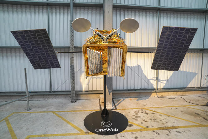 Un satellite de la constellation OneWeb, exposé à Newquay (Royaume-Uni), en août 2021.