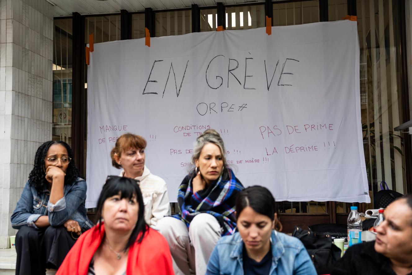 A Reims (Marne), le 27 mai 2022. Les aides-soignantes et auxiliaires de vie de l’Ehpad Saint-André réclament à Orpea le versement de leur prime d’intéressement.
