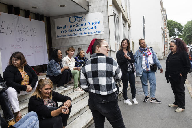 Les aides-soignantes et auxiliaires de vie de l’Ehpad Saint-André du groupe Orpea, à Reims (Marne), en grève, le 27 mai 2022. L’Ehpad accueille 98 résidents et emploie 18 aides-soignantes diplômées.