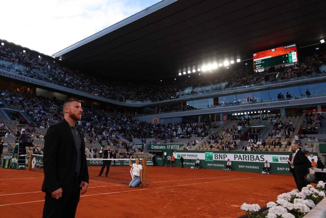 Un joven activista interrumpió la segunda semifinal masculina de Roland-Garros el viernes.
