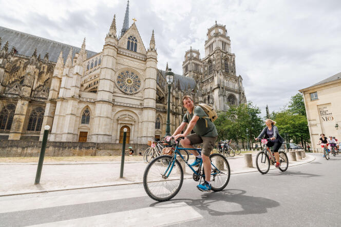 Le Vélotour d’Orléans parcourt 22 kilomètres incluant un passage devant la cathédrale de la ville.