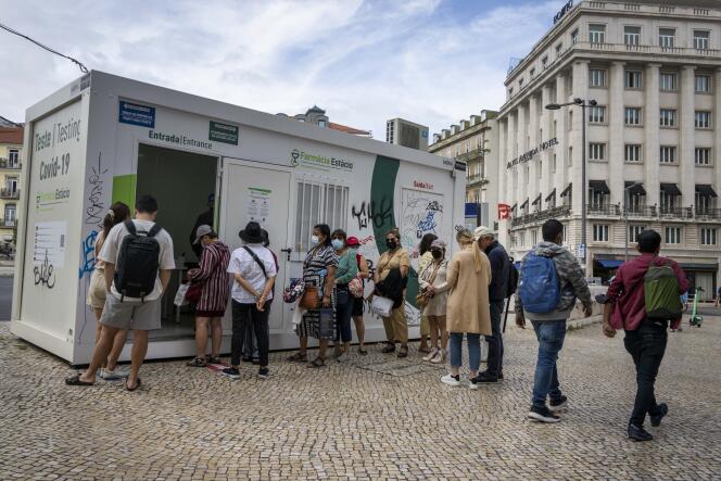Ludzie czekają na test na Covid-19 w Lizbonie, Portugalia, 23 maja 2022 r.