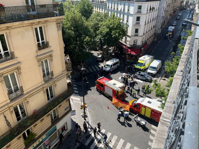 Des pompiers prennent en charge les occupants d’une voiture, blessés par balle alors qu’ils fuyaient un contrôle de police, dans le 18e arrondissement de Paris, le 4 juin 2022.  