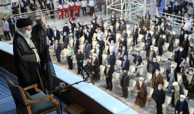 Le Guide suprême d’Iran, Ali Khamenei, salue la foule rassemblée pour l’anniversaire de la mort de l’ayatollah Khomeyni, dans le sud de Téhéran, le 4 juin 2022.