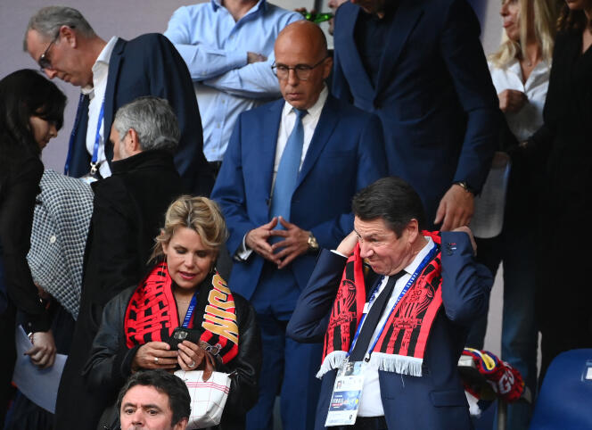 Le maire de Nice, Christian Estrosi, son épouse, Laura Tenoudji, et, derrière eux, le député Les Républicains Eric Ciotti, au Stade de France, à Saint-Denis (Seine-Saint-Denis), le 7 mai 2022.
