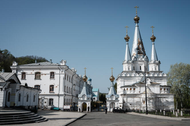L’entrée du monastère de Sviatohirsk (oblast de Donetsk), touché par des frappes, le 26 avril 2022. 