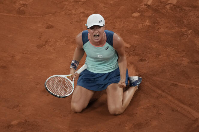 La joie d’Iga Swiatek après sa victoire en finale de Roland-Garros, samedi 4 juin 2022. 