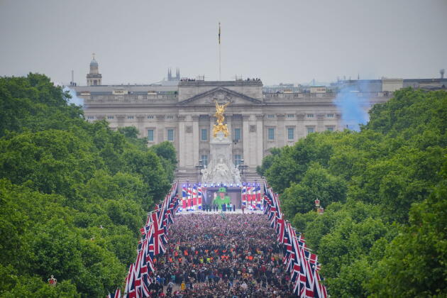 The crowd gathered in front of Buckingham Palace, Sunday, June 5, 2022, in London.