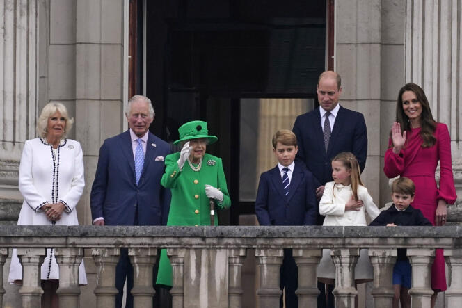 La reina Isabel II saluda a la multitud en el balcón del Palacio de Buckingham, Londres, el domingo 5 de junio de 2022. 