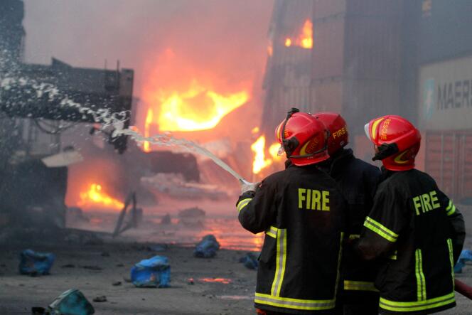 Los bomberos intentan extinguir el incendio que estalló en Sitakunda, Bangladesh, el 5 de junio de 2022.