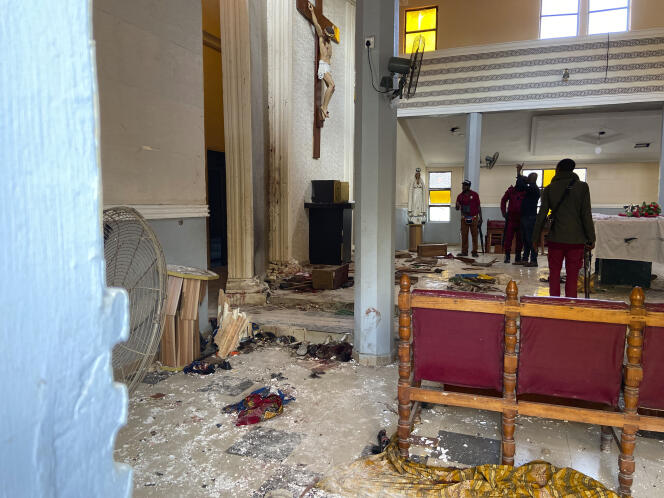 Des débris et des vêtements ensanglantés dans l’église catholique St Francis dans la ville d’Owo (Nigeria), le 5 juin 2022. 