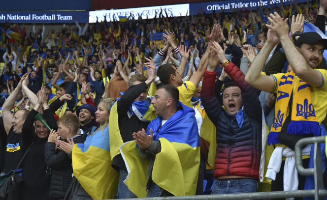 Plusieurs milliers de supporteurs ukrainiens dans le Cardiff City Stadium, le 5 juin 2022. 