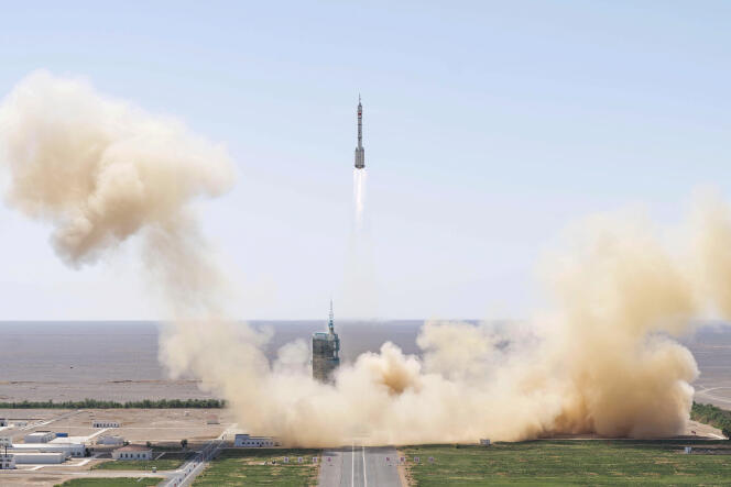 Le vaisseau de leur mission Shenzhou-14 a été propulsé par une fusée Longue-Marche 2F, qui a décollé du centre de lancement de Jiuquan, dans le désert de Gobi, le 5 juin 2022.