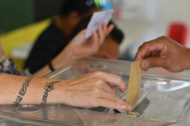 Vote lors du premier tour des élections législatives en Polynésie française, samedi 4 juin 2022.