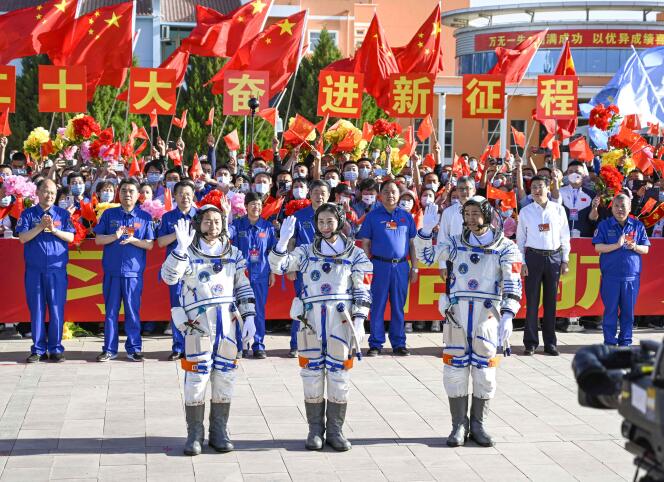 Liu Yang (au centre), 43 ans, qui fut la première femme chinoise dans l’espace en 2012, fait partie de l’équipage de Shenzhou-14. Elle est accompagnée de Chen Dong (à droite, 43 ans) et Cai Xuzhe (46 ans). Ils ont décollé le 5 juin 2022 du centre de lancement de Jiuquan, en Chine.