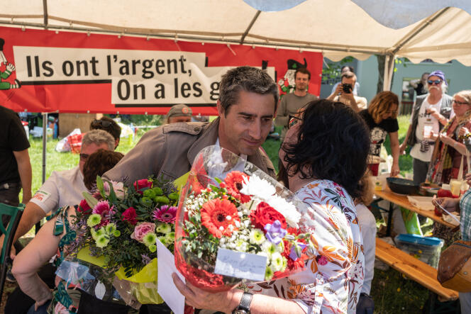 Incumbent LFI deputy François Ruffin during a barbecue organized in support of his re-election, in Abbeville (La Somme), June 4, 2022. He is greeting Martina, who is celebrating her birthday. 