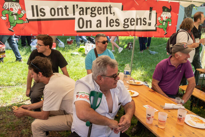 Des soutiens du candidat François Ruffin, à Abbeville (Somme), le 4 juin 2022.