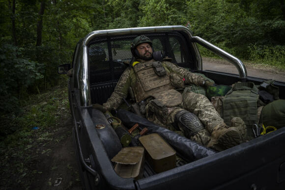 Un militaire ukrainien se repose avant de retourner sur la ligne de front de Donetsk dans le Donbass, le 5 juin 2022.