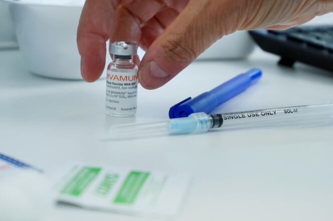 Préparation d’une dose de vaccination contre la variole du singe, le 6 juin 2022.