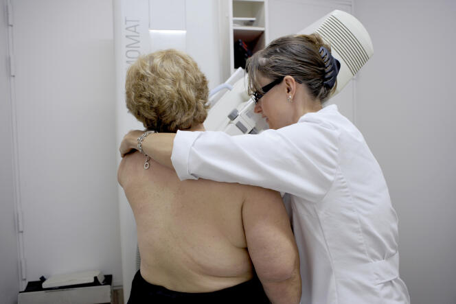 Une mammographie dans un « Mammobile », camion équipé en cabinet de radiologie, à Villeveyrac (Hérault), en 2012.
