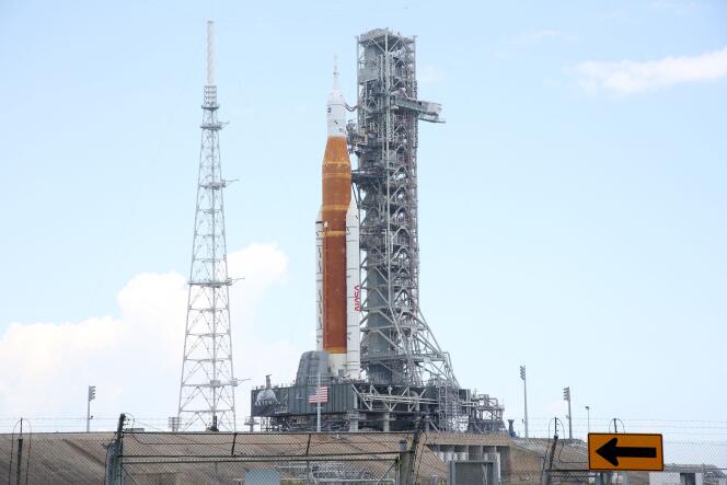 El cohete Artemis I y la nave espacial Orion en una plataforma de lanzamiento en el Centro Espacial Kennedy en Florida el 6 de junio de 2022.