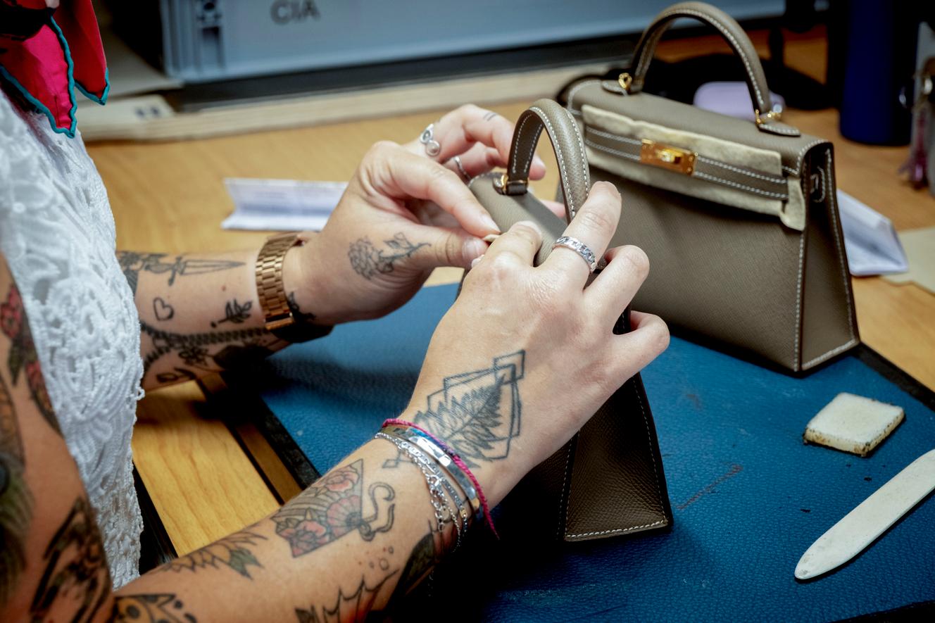 Les étudiants aprennent les gestes précis nécessaires pour assurer la production de la marque. Les Abrets-en-Dauphiné, le 24 mai 2022.