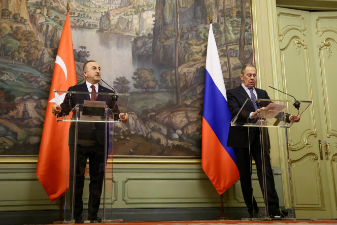 Le ministre turc des affaires étrangères, Mevlüt Cavusoglu (gauche), et son homologue russe, Sergueï Lavrov, lors d’une conférence de presse conjointe à Moscou, le 16 mars 2022.