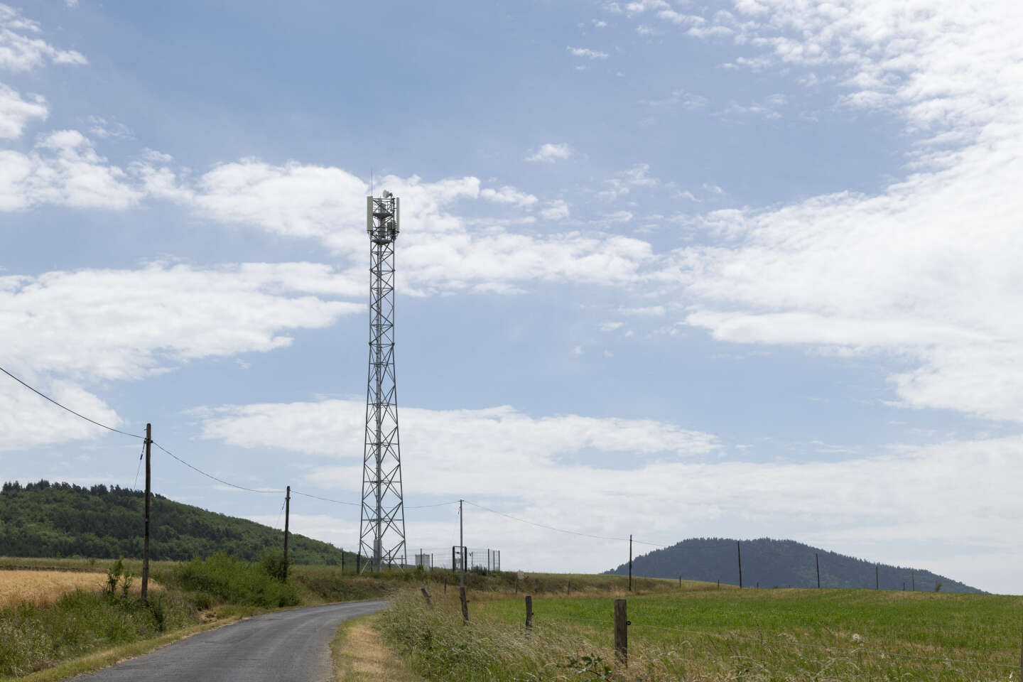 Dans ce village du Cher, les habitants manifestent pour avoir une antenne-relais  4G, mais un décret ministériel les bloque