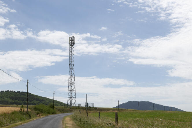 Une antenne-relais téléphonique du réseau 4G Orange située près de la coopérative agricole communale surnommée « GAEC de Coupet », à Mazeyrat-d’Allier (Haute-Loire), le 3 juin 2022. 