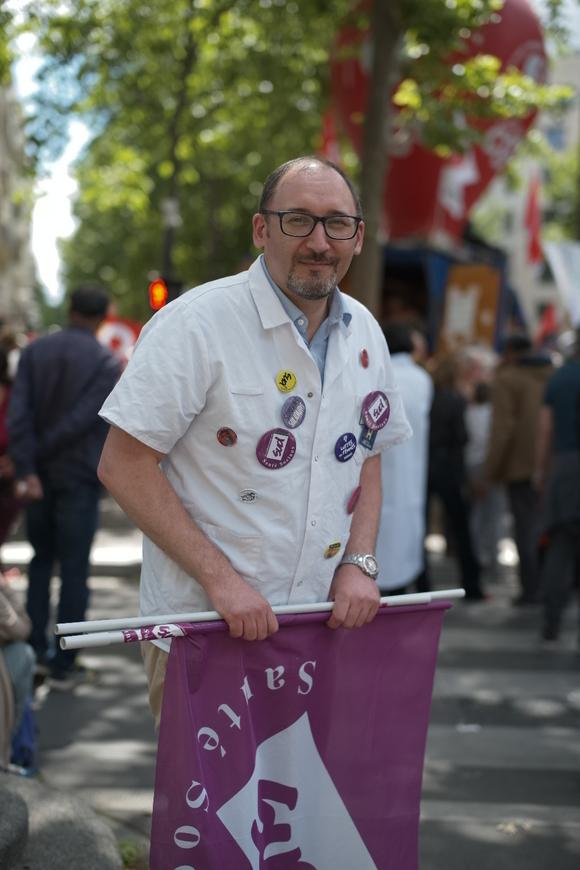 Julien Garnier, aide-soignant en psychiatrie à l’hôpital Paul-Guiraud de Villejuif, lors de la manifestation à Paris, le 7 juin 2022.