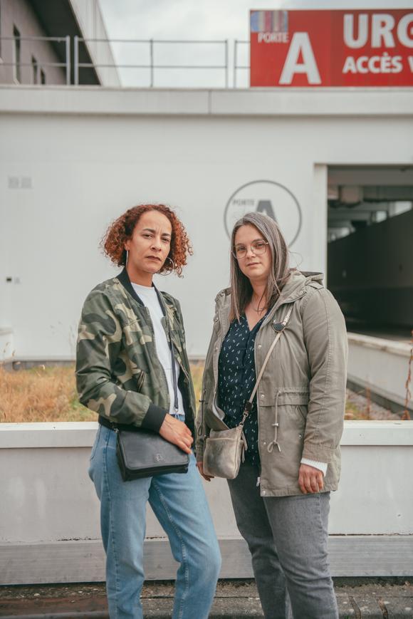 Jennifer Zaïre, 41 ans, infirmière à l'hôpital Pontchaillou en chirurgie ambulatoire à gauche, et Mathilde
Hervagault, 37 ans, infirmière en médecine interne à l’hôpital Sud, pendant la manifestation des soignants aux urgences, à Rennes, le 7 juin 2022.