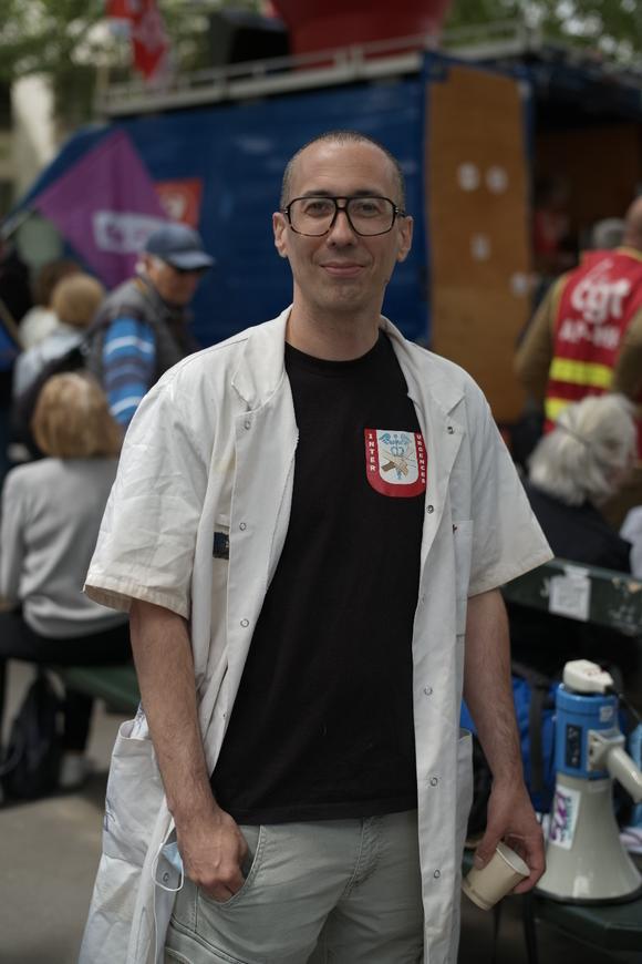 Nicolas Kazolias, aide-soignant depuis douze ans aux urgences de l’hôpital Tenon de Paris, le 7 juin 2022.